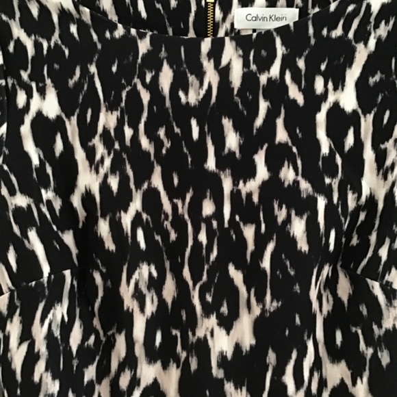 Calvin Klein black/white/light pink leopard print bell sleeve dress size 4 - Picture 2 of 6